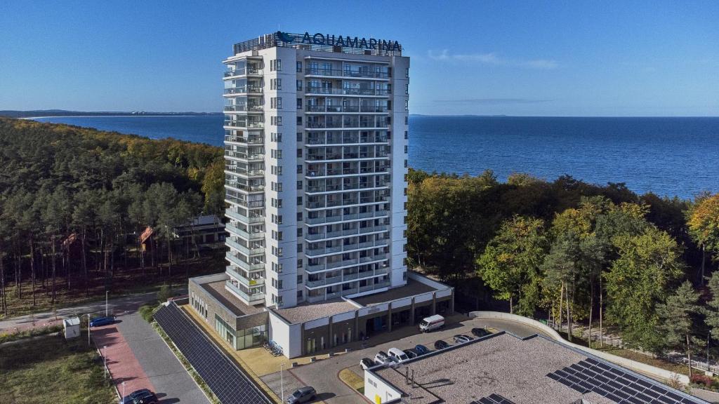 uma vista superior de um edifício branco alto com o oceano em Onyx by Baltic Home em Międzyzdroje