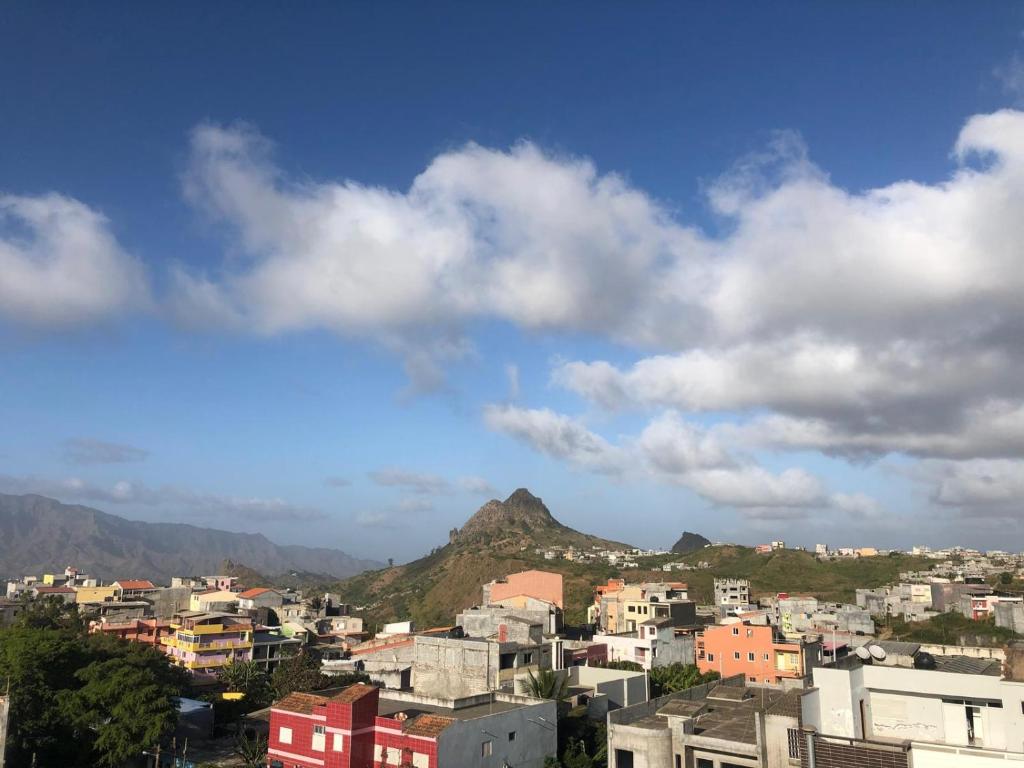 Blick auf eine Stadt mit Gebäuden und Bergen in der Unterkunft Casa 10 Ilhas in Assomada