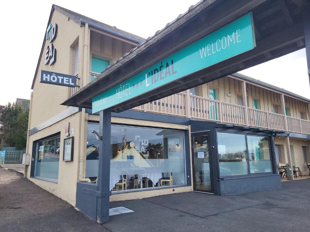 un hôtel avec un panneau indiquant l'accueil de l'hôtel dans l'établissement Hôtel L'ideal le Mountbatten, à Arromanches-les-Bains