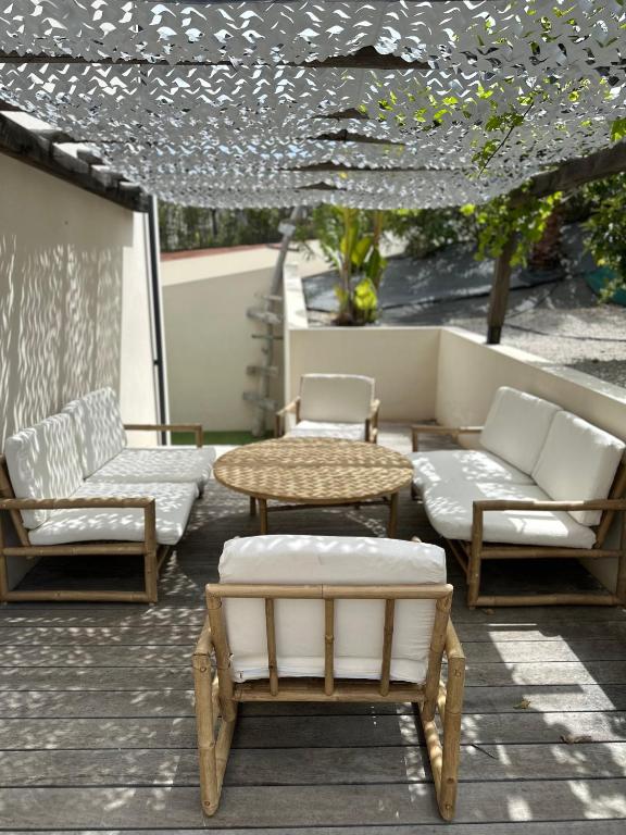 d'une terrasse avec des chaises, une table et des chaises. dans l'établissement Appartement T2 Casa Di Simone Pietrosella Corse du Sud, à Pietrosella