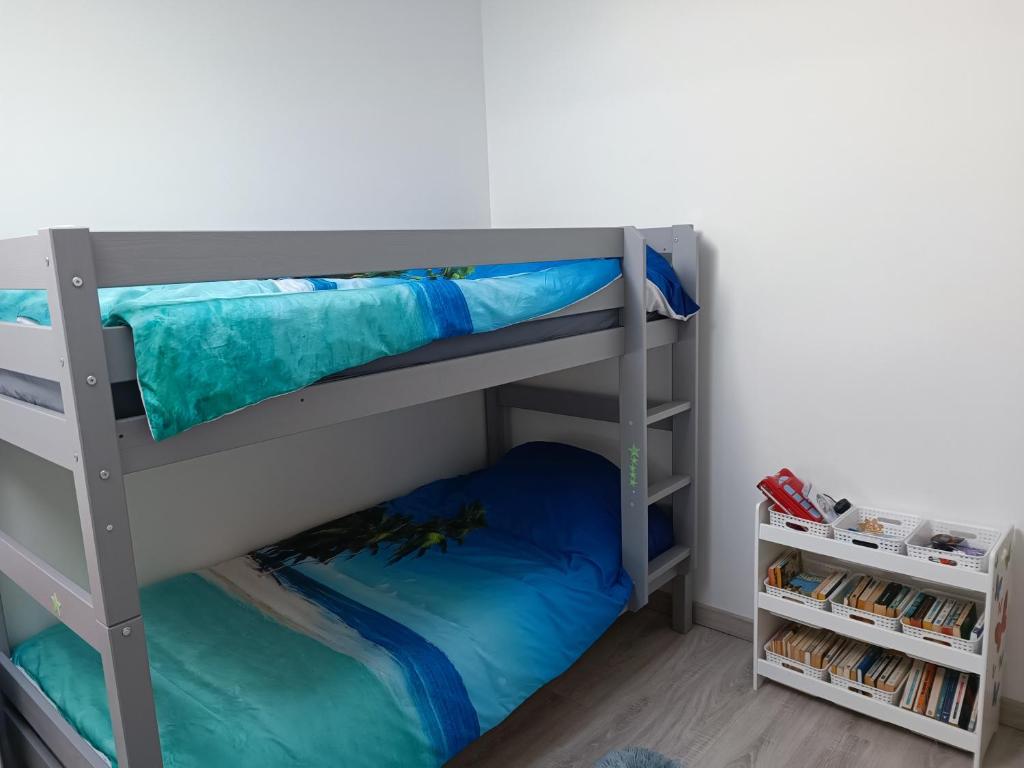 Palanda nebo palandy na pokoji v ubytování Mimizan Apt neuf 80m2 +terrasse 100m plage