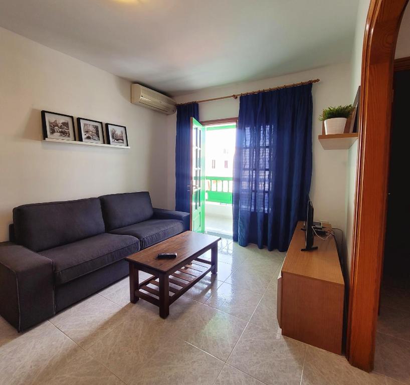 sala de estar con sofá y mesa en Casa Pancho Lanzarote en Playa Honda