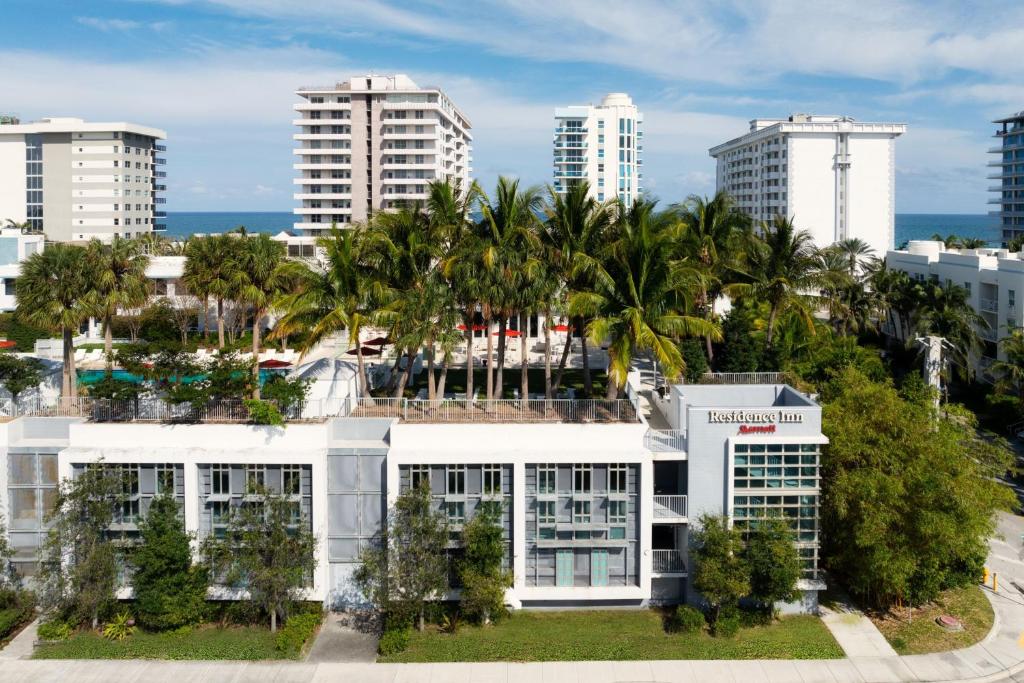 einem Luftblick auf ein Gebäude mit Palmen in der Unterkunft Residence Inn by Marriott Miami Beach Surfside in Miami Beach