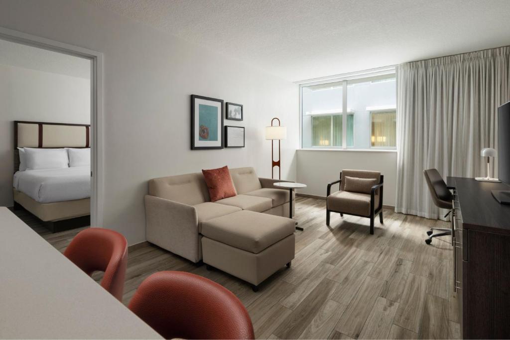 um quarto de hotel com um sofá e uma cama em Residence Inn by Marriott Miami Beach Surfside em Miami Beach