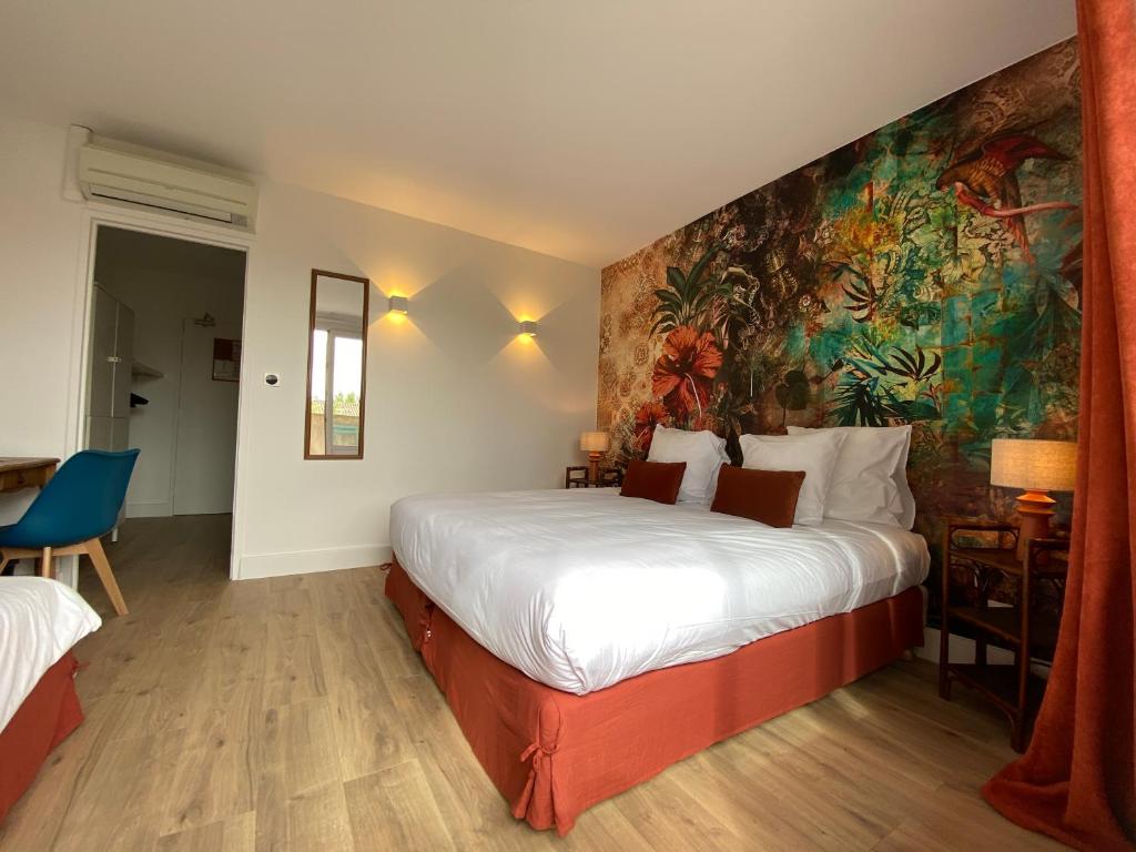 Logis Hôtel Médiéval, Montélimar Nord - Triple Room With Terrace
