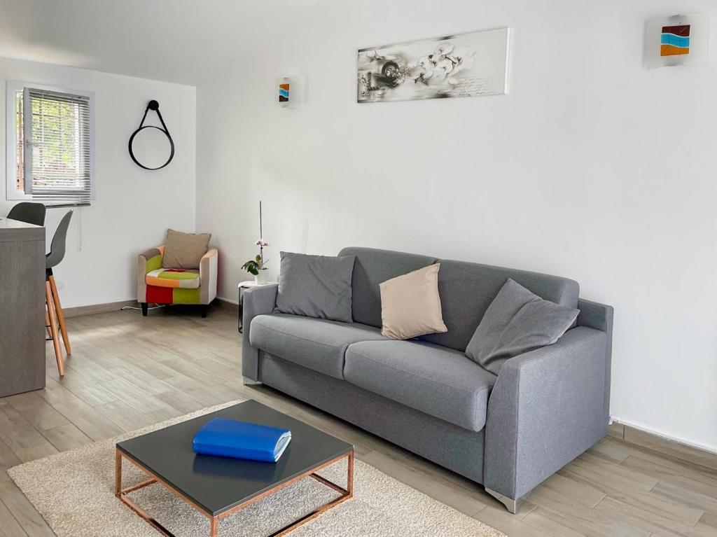 Studio située dans une propriété privée avec terrasse équipée avec plancha proche du lac de saint Cassien - Deluxe-Studio