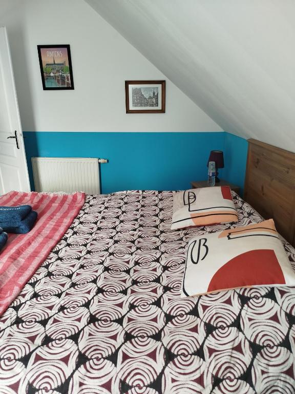 - une chambre avec un lit et une couette dans l'établissement Chambre avec vue sur jardin et salle de bain à partager, à Cluses