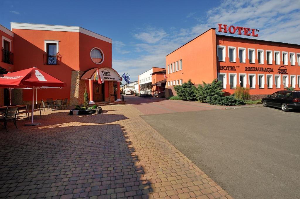 een lege straat in een stad met gebouwen bij Hotel Restauracja Twist in Krosno