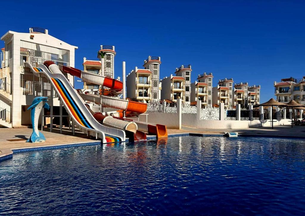 un toboggan au milieu d'une piscine dans l'établissement Sharm Hills Hotel, à Charm el-Cheikh