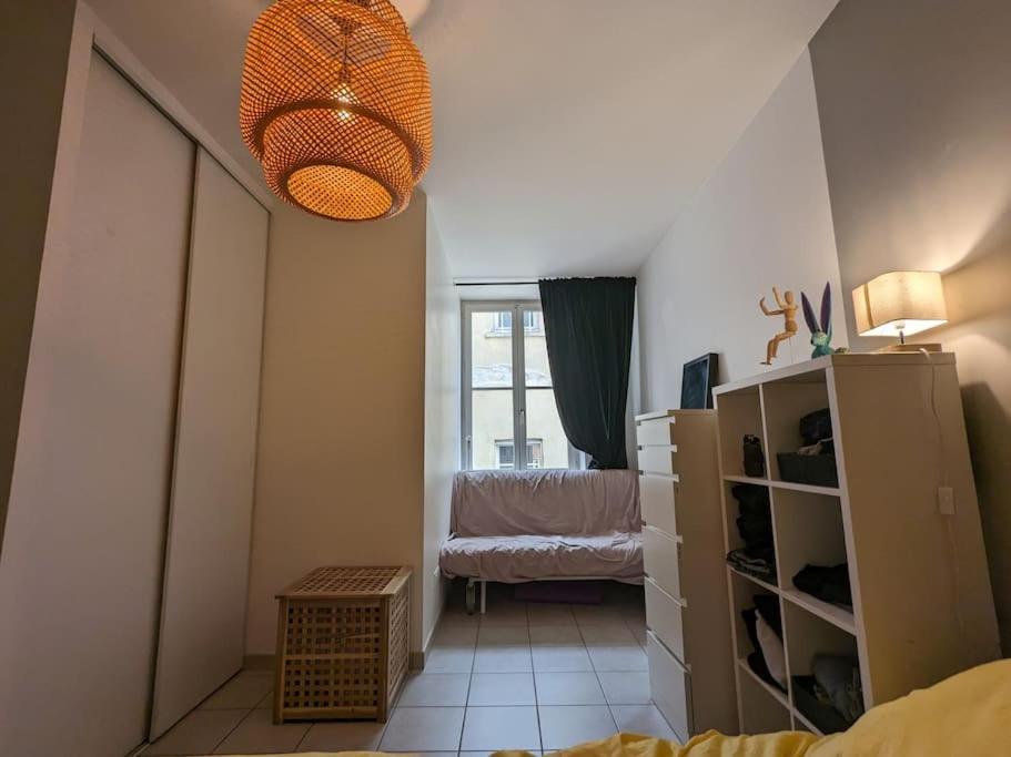 Zimmer mit einem Schlafzimmer mit einem Bett und einem Fenster in der Unterkunft Mirador T2 ensoleillé place des Terreaux vue Fourvière in Lyon