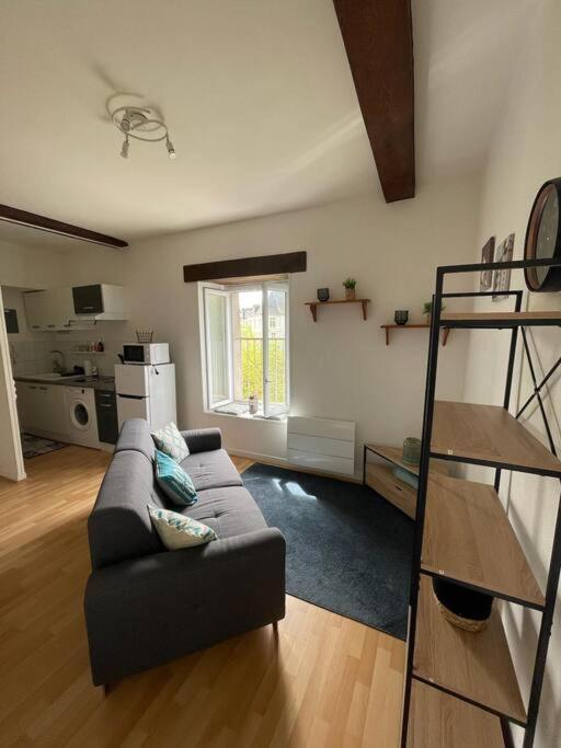 un salon avec un canapé et une cuisine dans l'établissement La minoterie - Bailly Loc, à Bourges