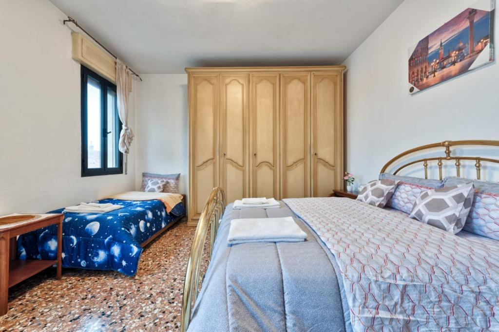 - une chambre avec un lit et un lit dans l'établissement Easy Old City Apartment, à Venise