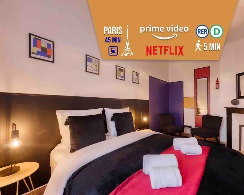 Postel nebo postele na pokoji v ubytování Le Doesburg - studio entre Paris & Fontainebleau