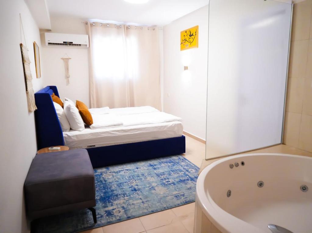 a small bathroom with a bed and a bath tub at צימר - על פלגי מים in Menaẖemya