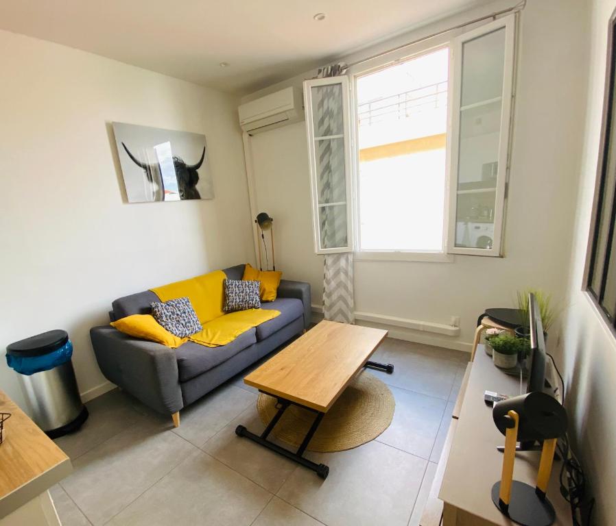 un salon avec un canapé et une table dans l'établissement Super appartement: proche de la mer à Golfe juan, à Vallauris