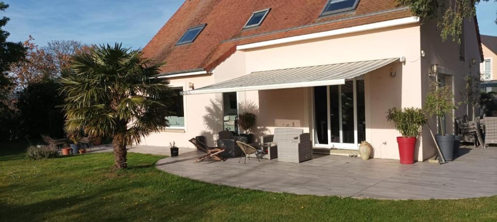 une maison avec un patio et une maison dans l'établissement Grande maison familiale et cossue, à Fontaine-Étoupefour