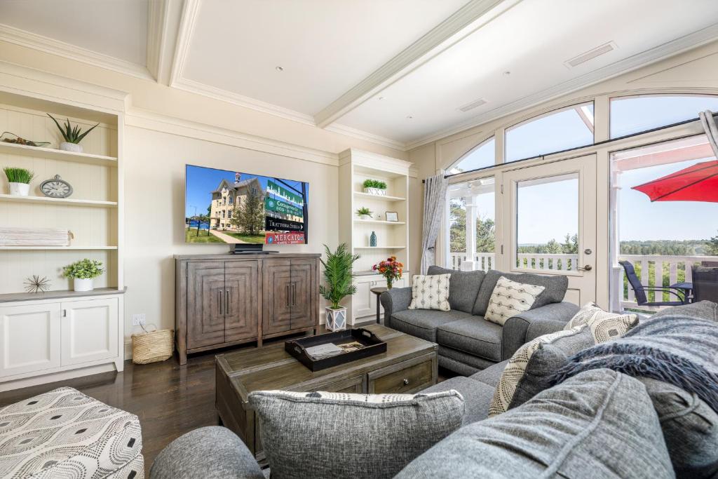 Penthouse Apartments With Gas Fireplaces In California photo