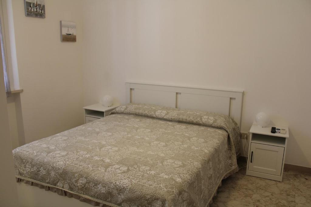 Łóżko lub łóżka w pokoju w obiekcie Appartamenti Sirolo 60020
