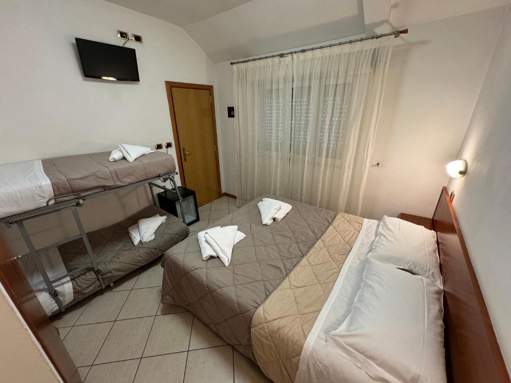 Postel nebo postele na pokoji v ubytování Hotel Manola