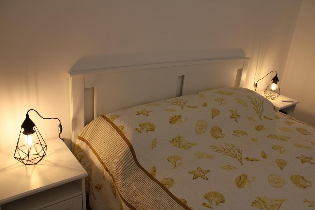 sypialnia z łóżkiem i 2 stolikami nocnymi z oświetleniem w obiekcie Appartamenti Sirolo 60020 w mieście Sirolo