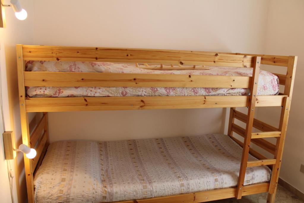 Łóżko lub łóżka w pokoju w obiekcie Appartamenti Sirolo 60020