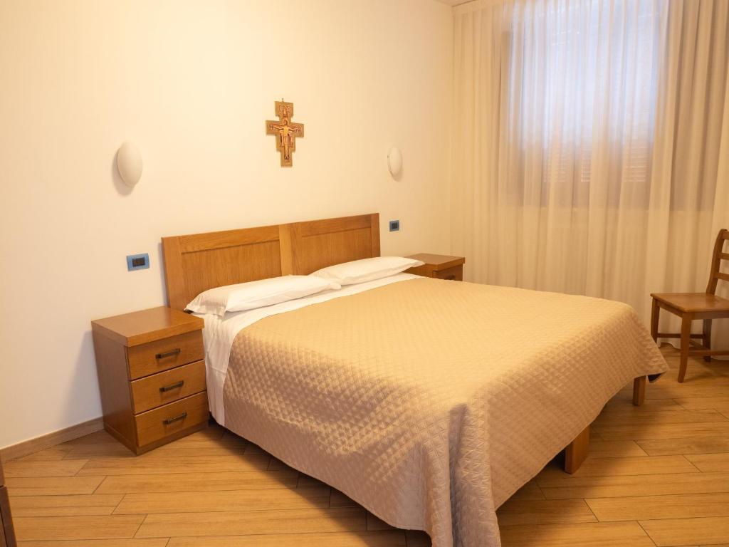 Postel nebo postele na pokoji v ubytování Domus Laetitiae Assisi