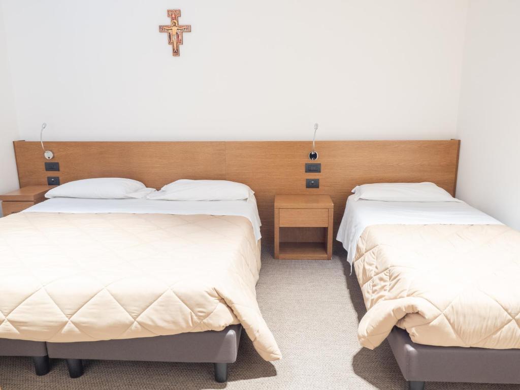 Postel nebo postele na pokoji v ubytování Domus Laetitiae Assisi