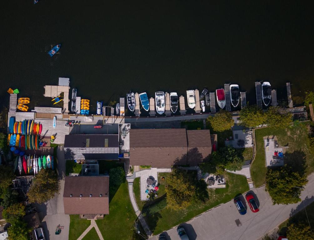 una vista aérea de un puerto deportivo con barcos estacionados en Sauble River Marina and Lodge Resort en Sauble Beach