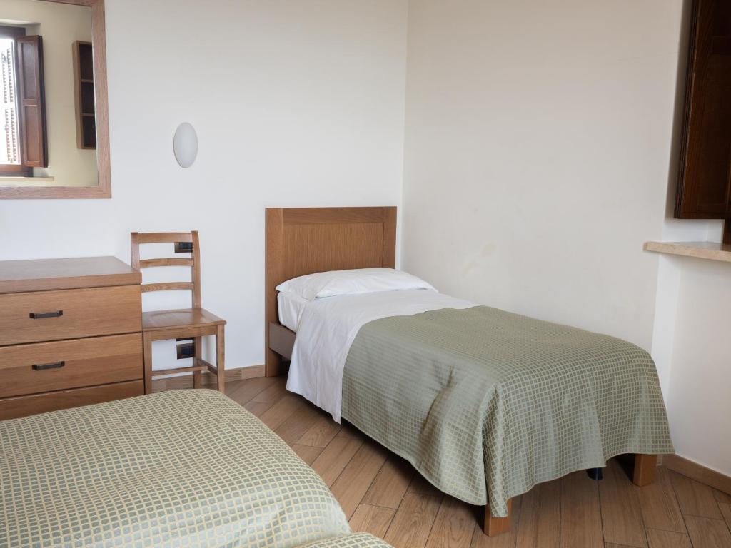 Postel nebo postele na pokoji v ubytování Domus Laetitiae Assisi