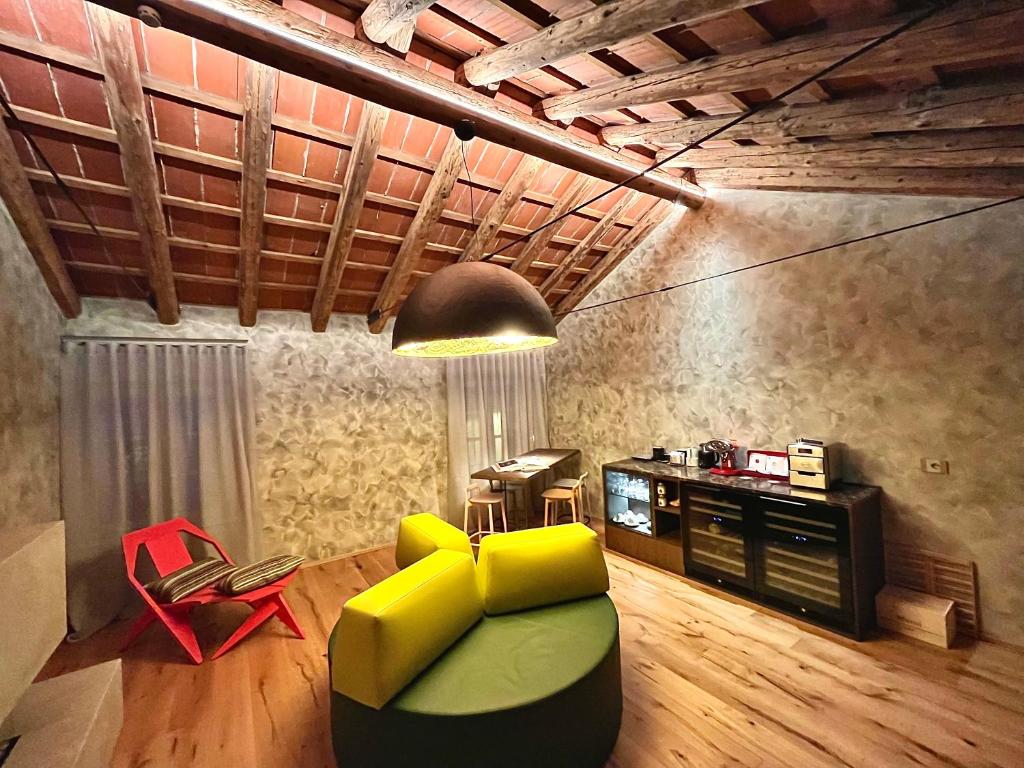 un soggiorno con divano giallo e tavolo di PALMANOVA SUITE HOME a Palmanova
