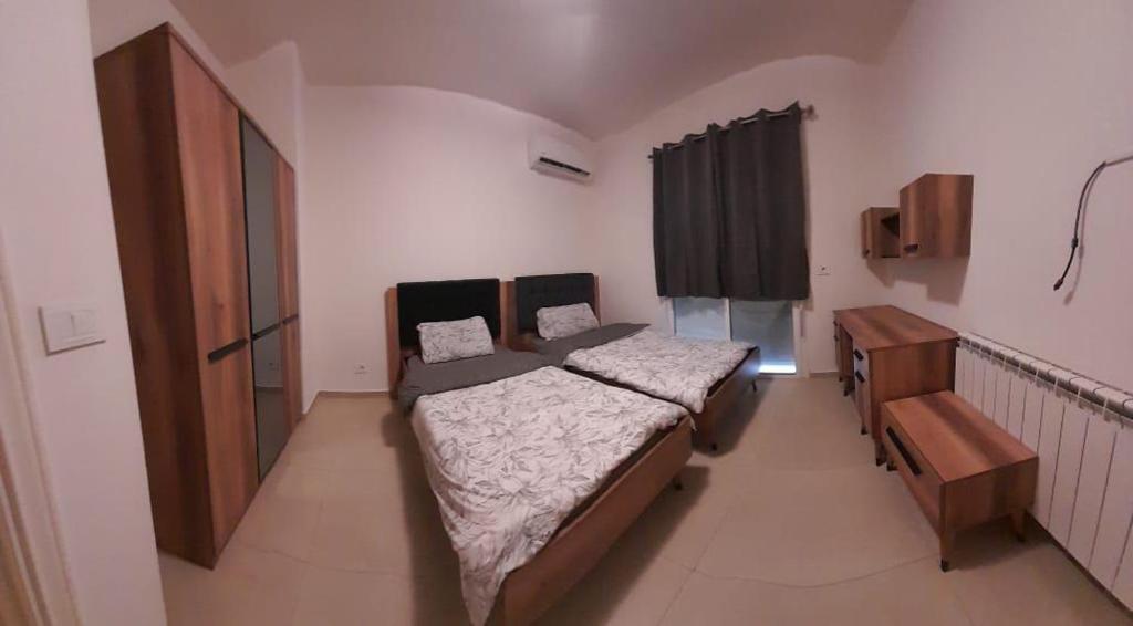 Holiday apartment in zahle with a Panoramic View في زحلة: غرفة نوم بها سرير وطاولة في الغرفة