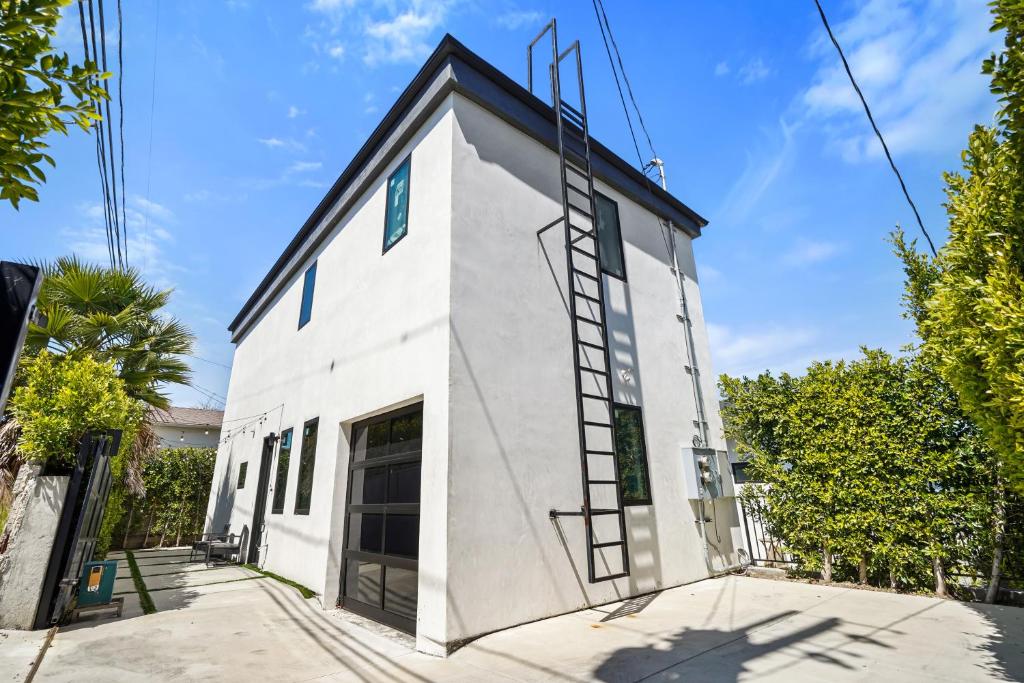 un edificio blanco con una escalera a un lado en Scandinavian 2BR, 2Bath Townhome, Pet & Kid Friendly, Free Parking, 10min to Venice Beach! en Los Ángeles