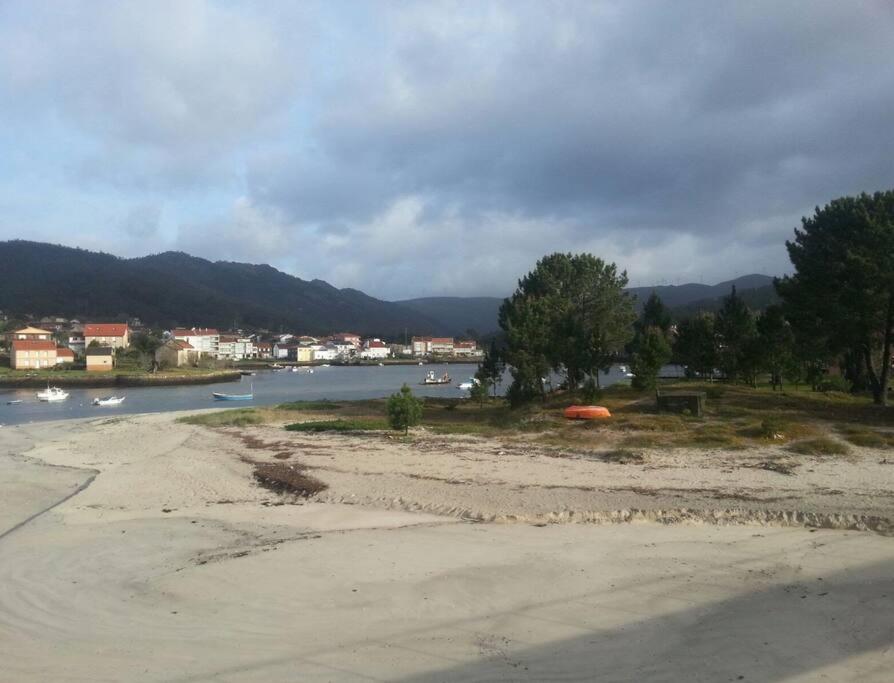 En strand vid eller i närheten av lägenheten