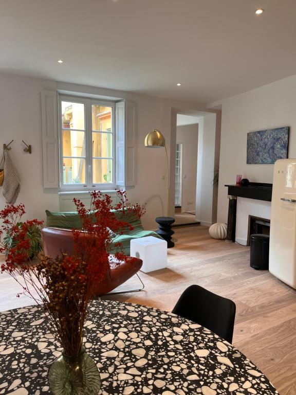 un salon avec une table et une cheminée dans l'établissement Le petit toulousain chic, à Toulouse