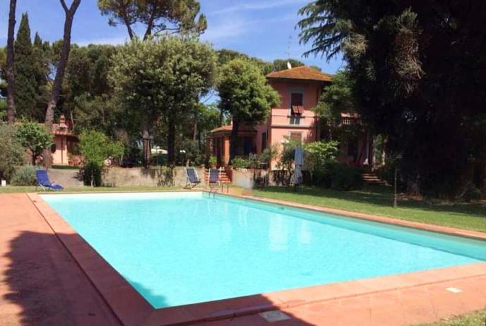 a large blue swimming pool in front of a house at Villa Al Piano in Lastra a Signa