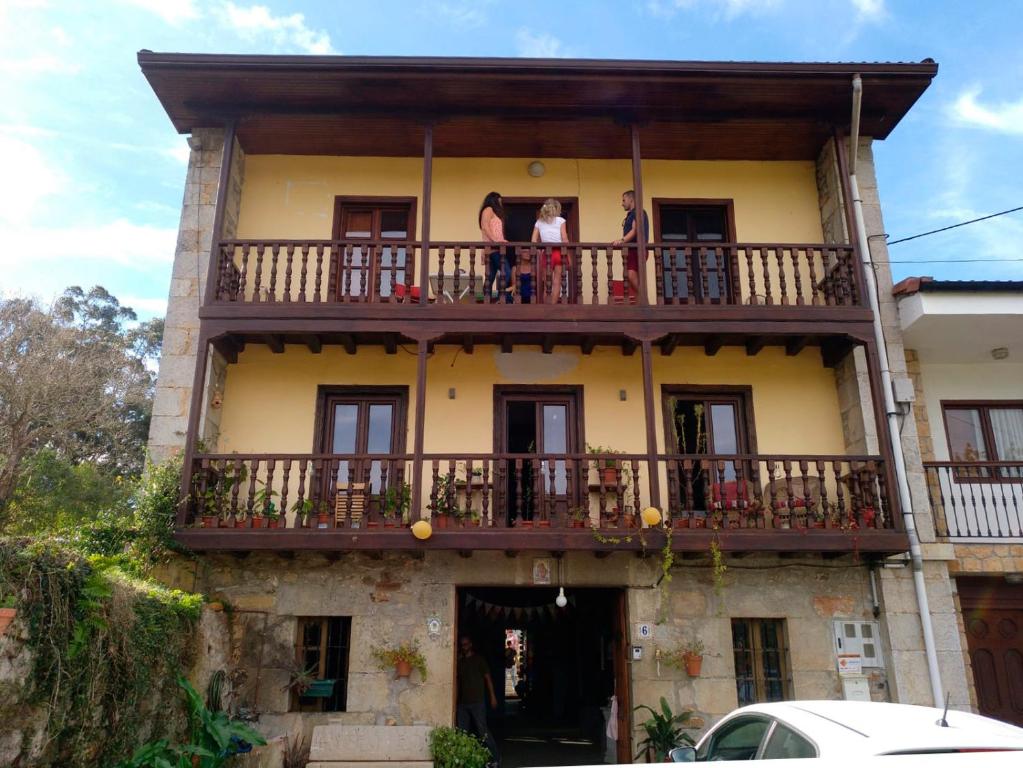 mensen op het balkon van een gebouw bij La Sierra del Aguanaz in Entrambasaguas