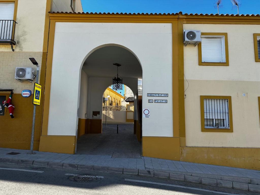 una entrada a un edificio con un arco en Casa Rural Familiar , Castilleja del Campo , Sevilla, en Sevilla