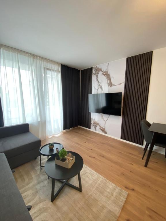 een woonkamer met een bank en een tafel bij Apartment Wesseling Zentrum in Wesseling