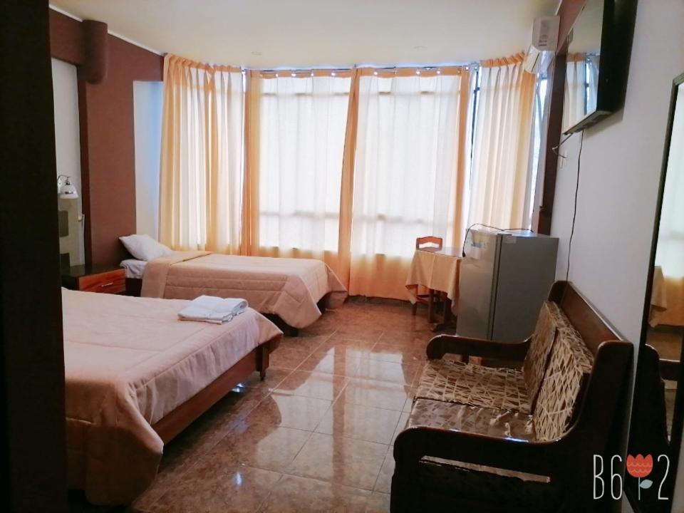 pokój hotelowy z 2 łóżkami i oknem w obiekcie Confort Pichanaki w mieście Pichanaki