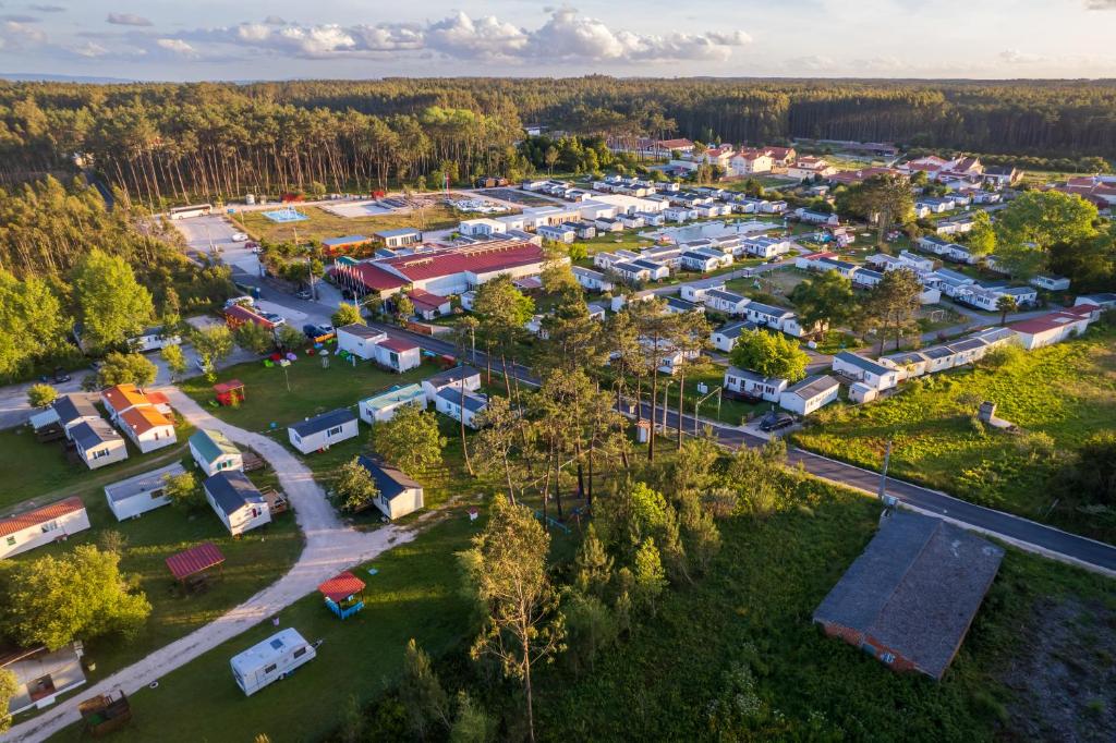 une vue aérienne sur un terrain de camping dans un parc dans l'établissement Bungalows Land'shause, à Pataias