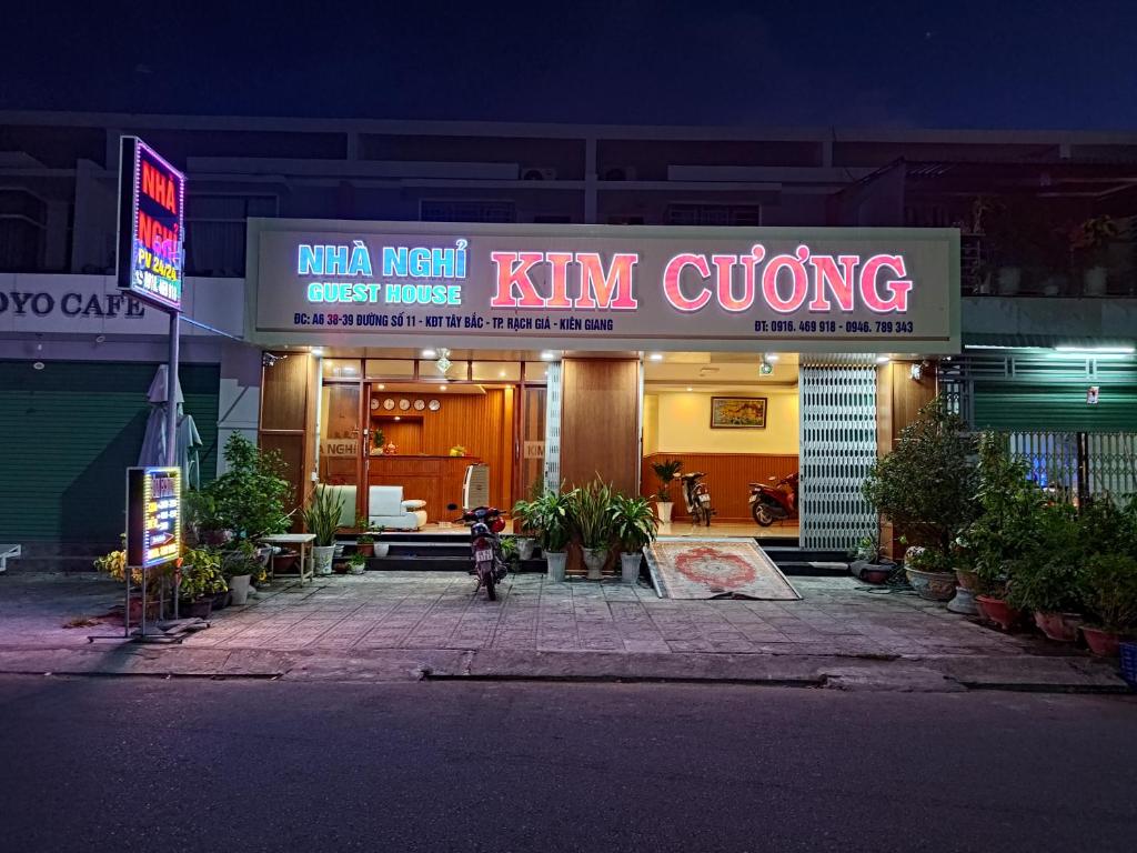 een gebouw met een bord waarop staat: Kim snijden bij Nhà Nghỉ Kim Cương in Rach Gia