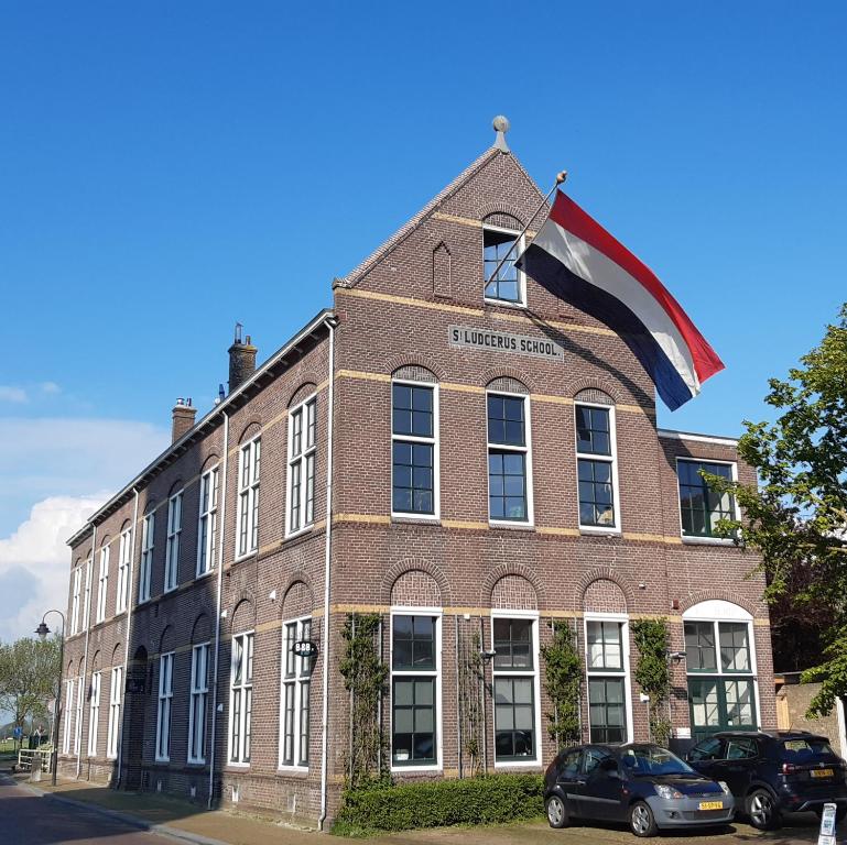 un bâtiment arborant un drapeau américain au-dessus dans l'établissement B&B de Hoop, à Workum