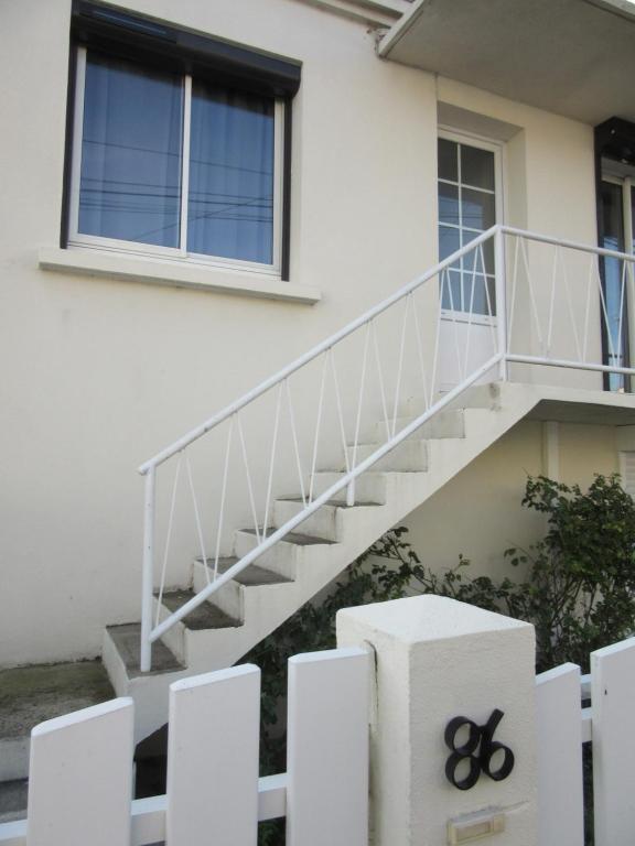 une paire de ciseaux posée sur les escaliers d'une maison dans l'établissement MARANATHA bis, à Saintes