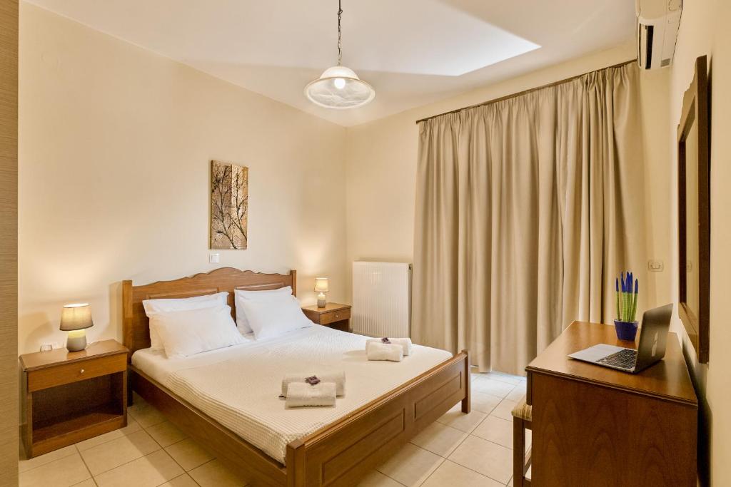 เตียงในห้องที่ Villa Gereoudis Apartments with Sea View & Pool