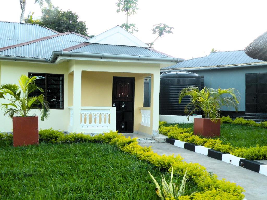 ein Haus mit grünem Rasen davor in der Unterkunft Wajiji Homes in Mtwapa