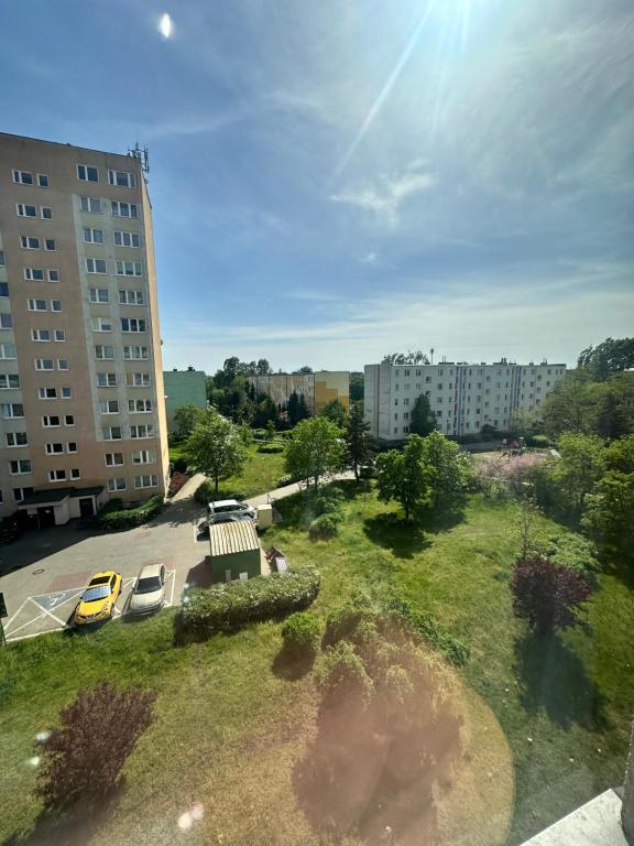 uma vista aérea de um parque de estacionamento com dois edifícios em Zacisze Kopernika em Toruń