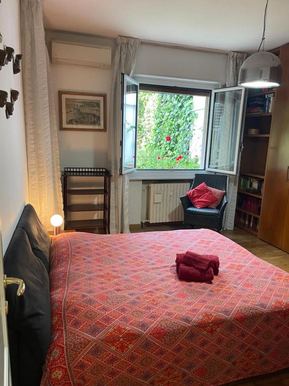Un dormitorio con una cama grande y una ventana en Casa Basilico Camogli, en Camogli