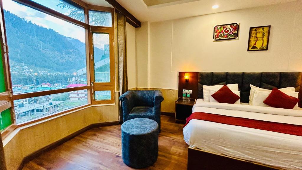 ein Hotelzimmer mit einem Bett, einem Stuhl und einem Fenster in der Unterkunft Ocean Inn in Manali