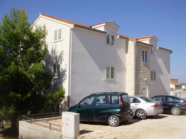 a green car parked in front of a house at Mazuran2 in Hvar