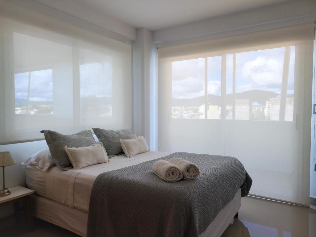 a bedroom with a bed with two towels on it at Delta Boutique Loft, en el centro de Salta, p/ 3 in Salta